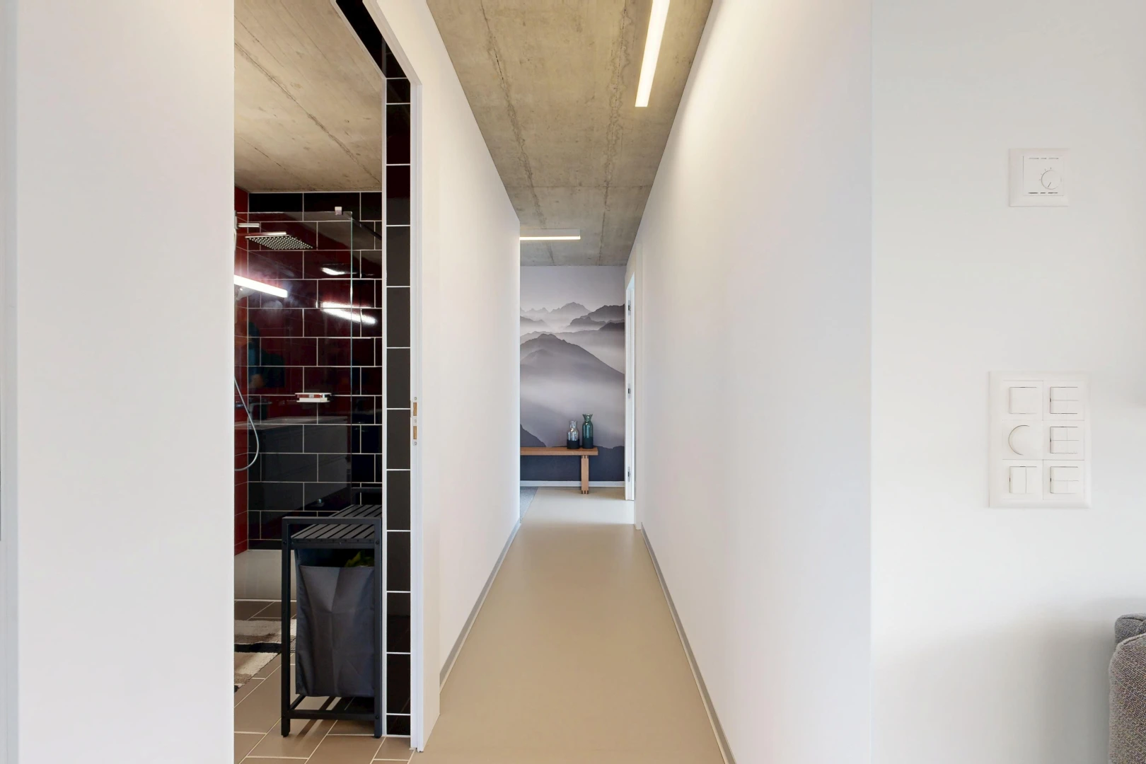 couloir avec cloison sèche, drywall, inside property, plafond en béton, et concrete ceiling