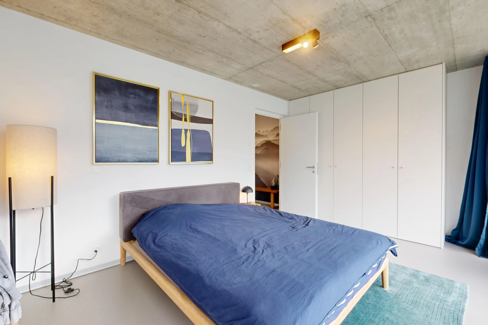 chambre avec finished concrete floor, sol en béton, concrete floor, cloison sèche, et drywall