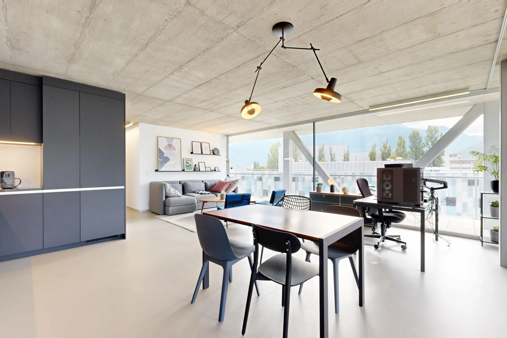 salon / salle à manger avec finished concrete floor, sol en béton, concrete floor, inside property, et light floor