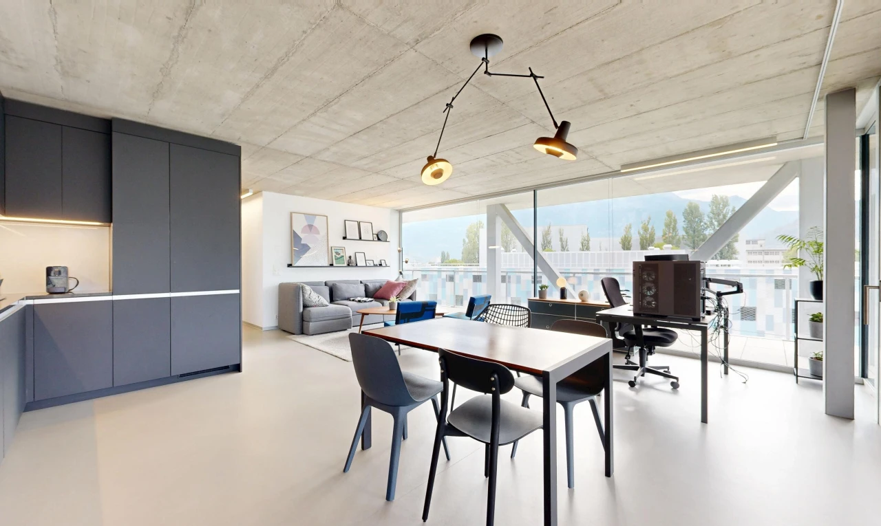 salon / salle à manger avec finished concrete floor, sol en béton, concrete floor, inside property, et light floor
