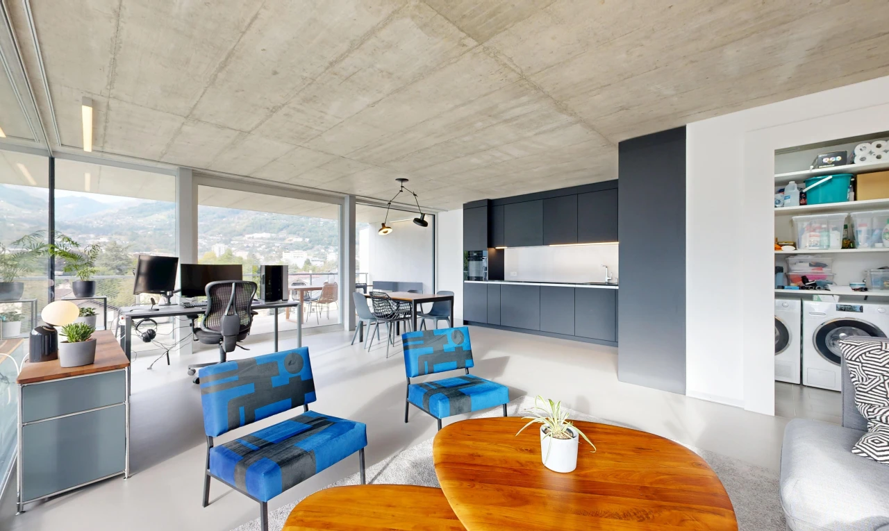 salon / salle à manger avec inside property, floor ceiling windows, accès à l'extérieur, lave-linge et sèche-linge séparés, et plafond en béton
