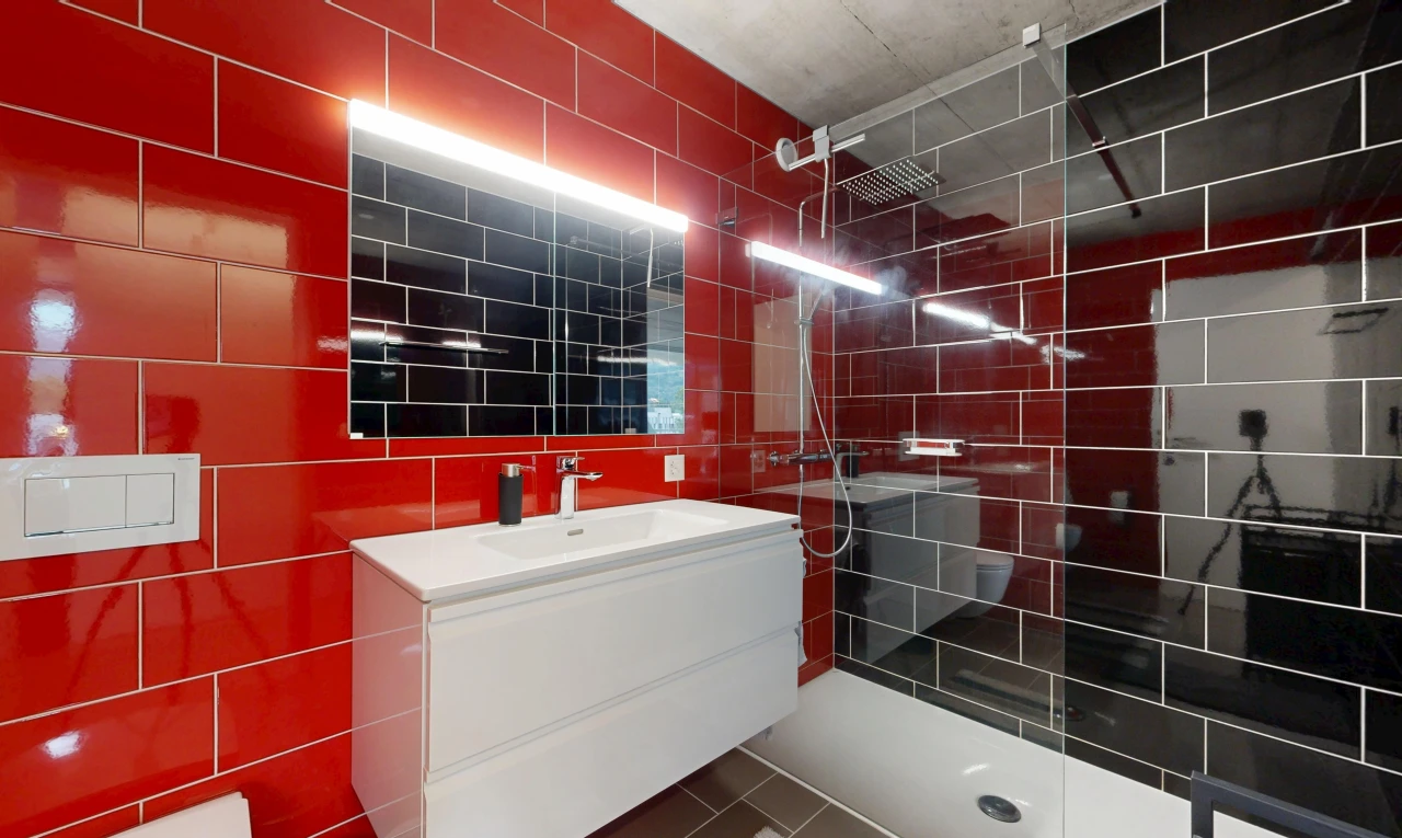 salle de bains avec douche, lavabo (ou coiffeuse selon le contexte), salle de bain complète, mur en carrelage, et tile wall