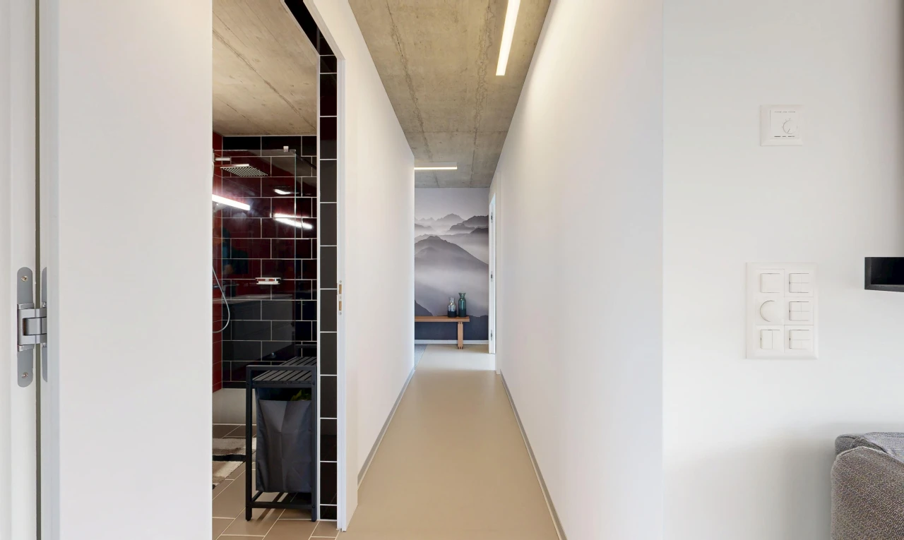 couloir avec cloison sèche, drywall, inside property, plafond en béton, et concrete ceiling