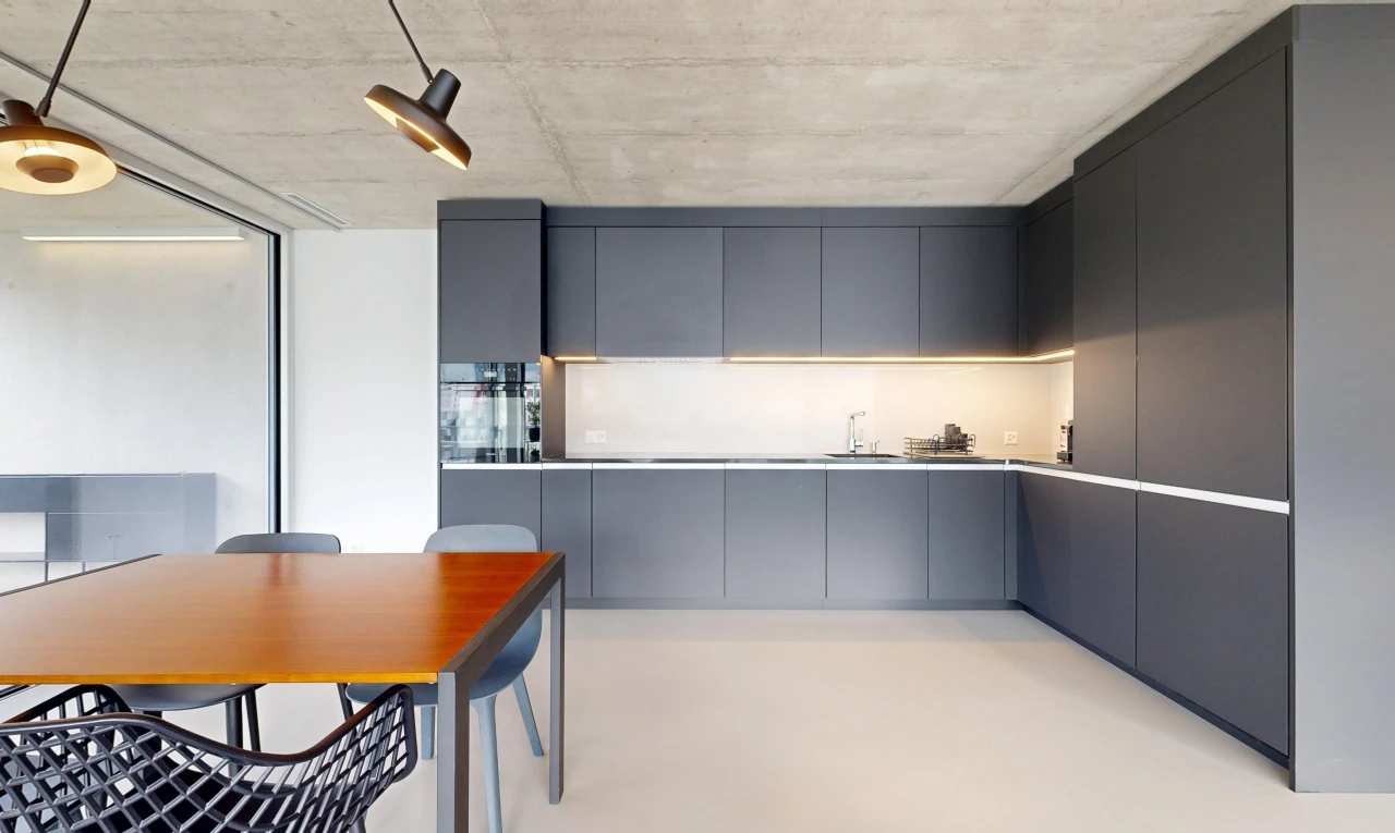 cuisine avec armoires à panneau plat, flat panel cabinets, armoires grises, gray cabinets, et light floor
