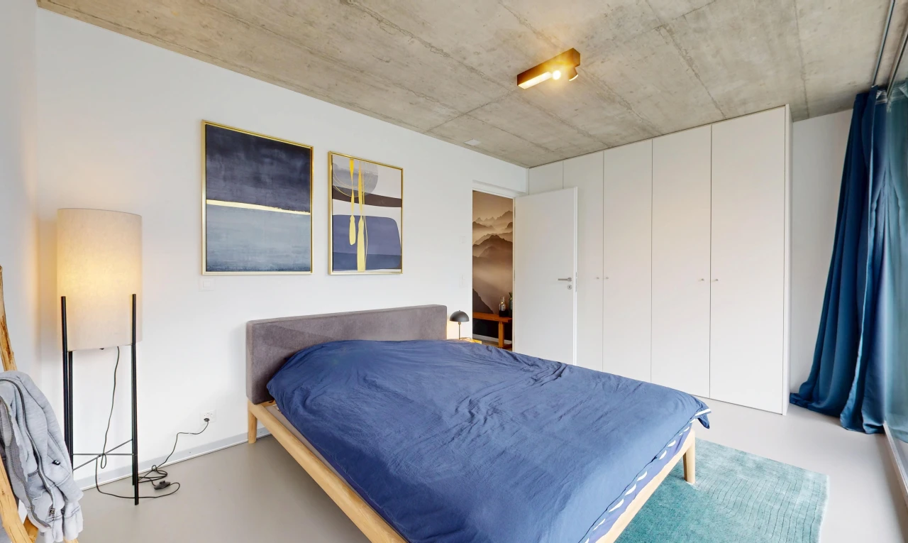 chambre avec finished concrete floor, sol en béton, concrete floor, cloison sèche, et drywall
