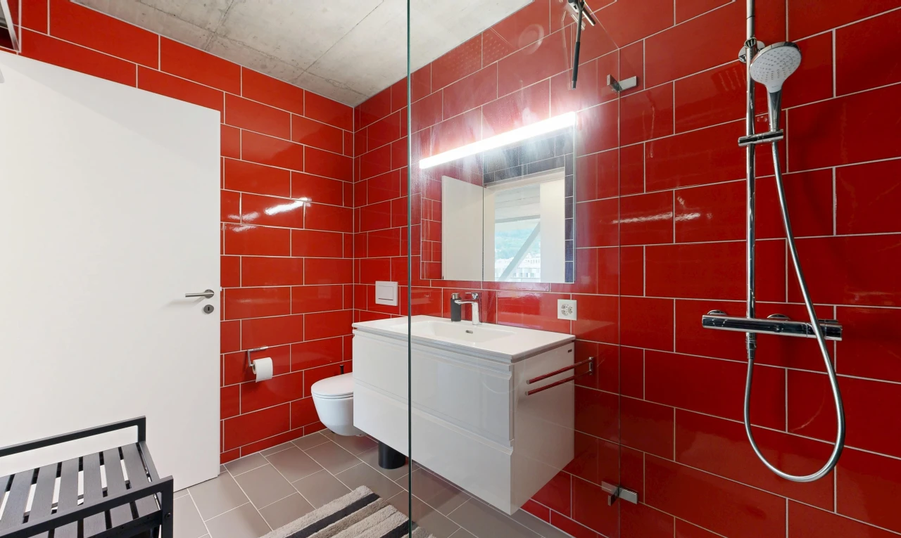 salle de bains avec lavabo (ou coiffeuse selon le contexte), miroir, salle de bain complète, mur en carrelage, et tile wall