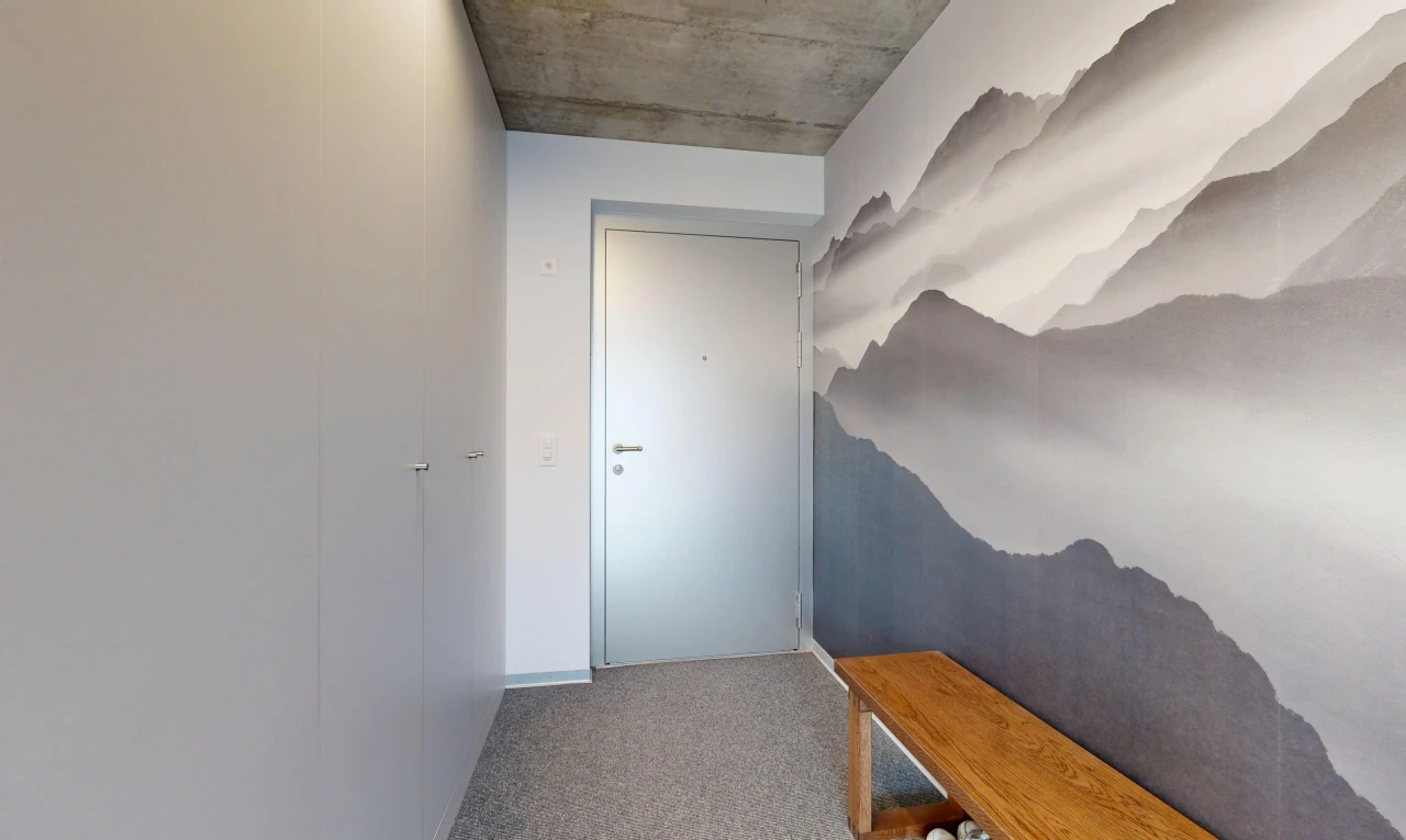 couloir avec plafond en béton, concrete ceiling, cloison sèche, drywall, et moquette