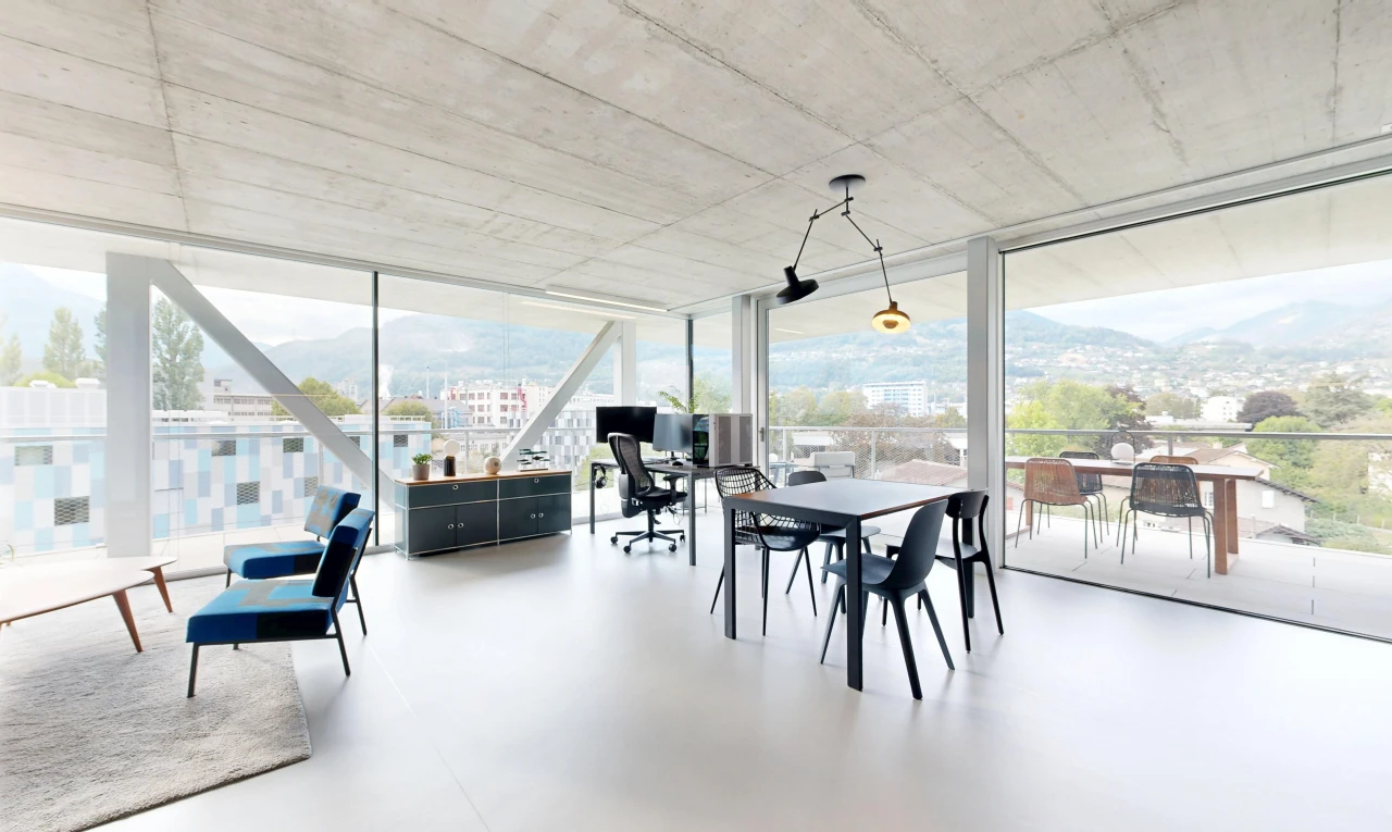 salon / salle à manger avec floor ceiling windows, accès à l'extérieur, véranda, vue sur la montagne, et mountain view