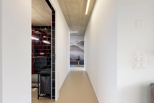 couloir avec cloison sèche, drywall, inside property, plafond en béton, et concrete ceiling