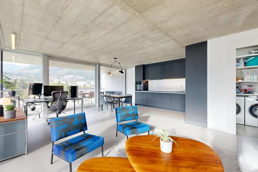 salon / salle à manger avec inside property, floor ceiling windows, accès à l'extérieur, lave-linge et sèche-linge séparés, et plafond en béton