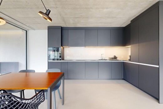 küche mit schränke mit flachen paneelen, flat panel cabinets, graue schränke, gray cabinets, und light floor