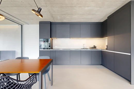 cuisine avec armoires à panneau plat, flat panel cabinets, armoires grises, gray cabinets, et light floor