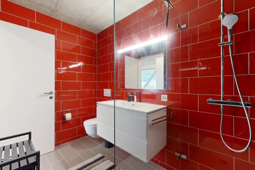 salle de bains avec lavabo (ou coiffeuse selon le contexte), miroir, salle de bain complète, mur en carrelage, et tile wall