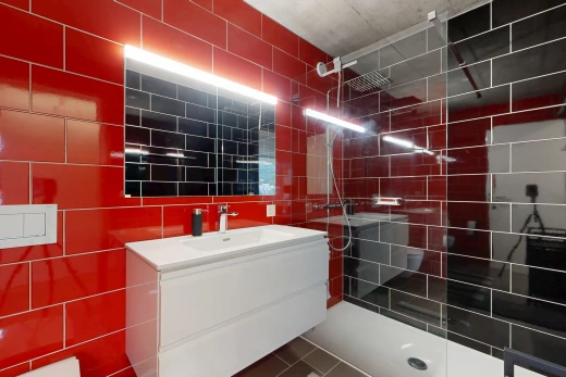 salle de bains avec douche, lavabo (ou coiffeuse selon le contexte), salle de bain complète, mur en carrelage, et tile wall