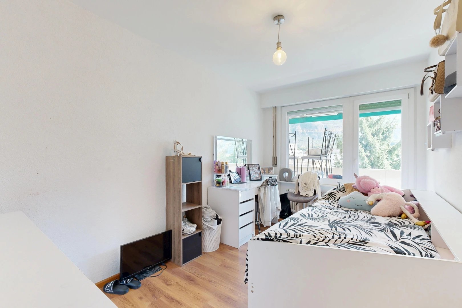 chambre avec éclairage suspendu, drywall, cloison sèche, wood finish floor, et sol en finition bois