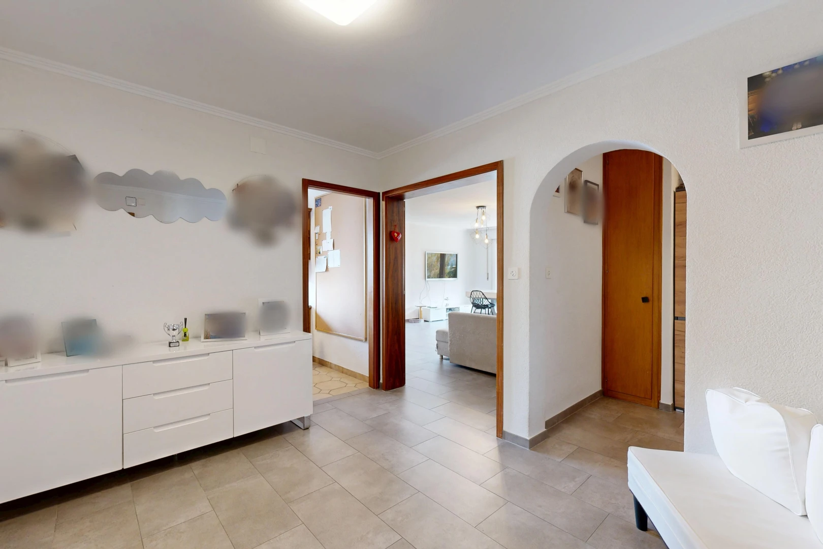 salon avec passages en arc, light floor, inside property, crown molding, et moulures