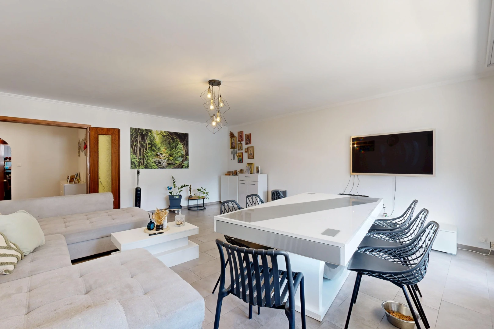 salon / salle à manger avec télévision, drywall, et cloison sèche