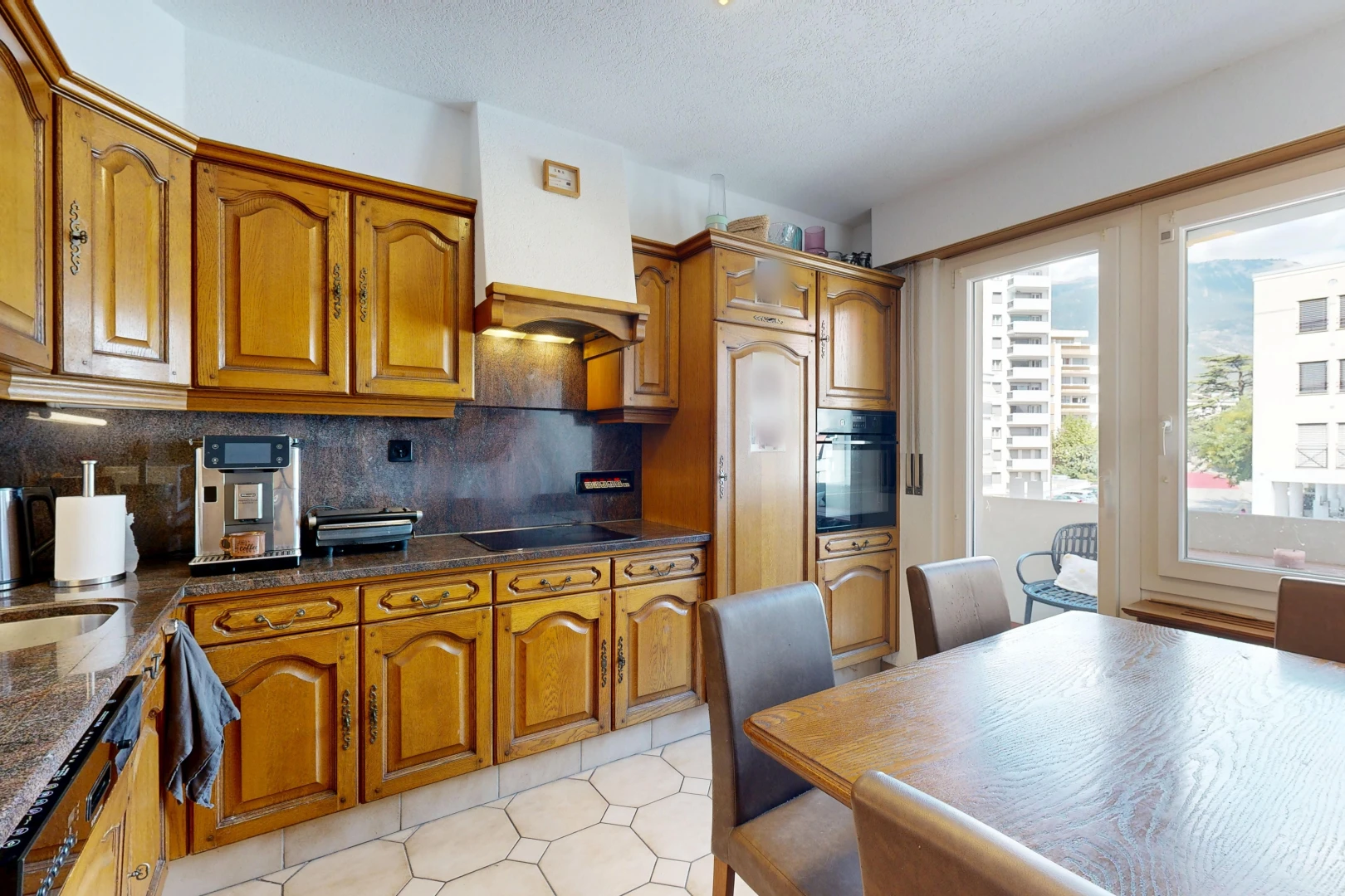 cuisine avec medium brown cabinets, armoires marron moyen, light floor, arched cabinets, et armoires en arc