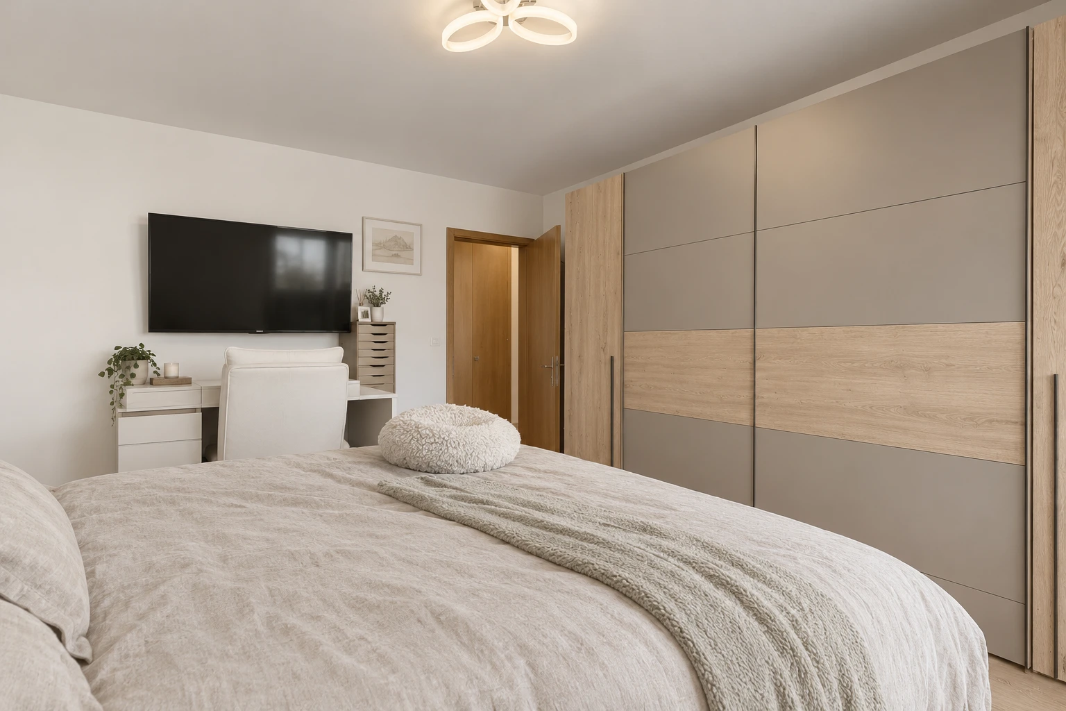 chambre avec télévision, cloison sèche, et drywall