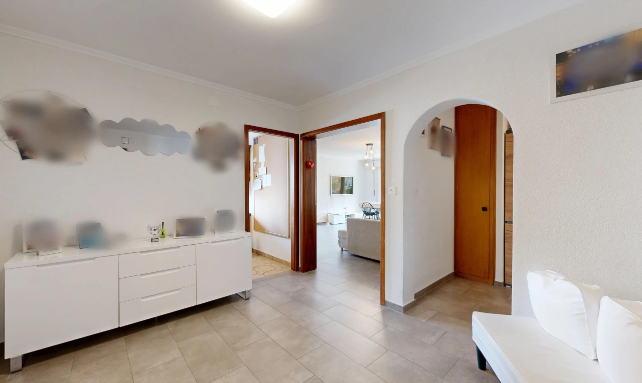 salon avec passages en arc, light floor, inside property, crown molding, et moulures