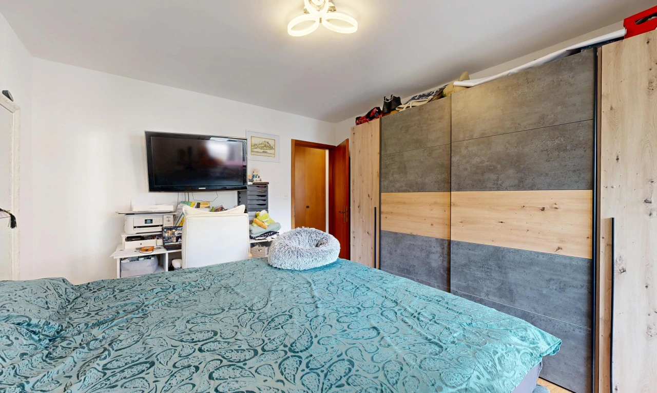 chambre avec télévision, cloison sèche, et drywall