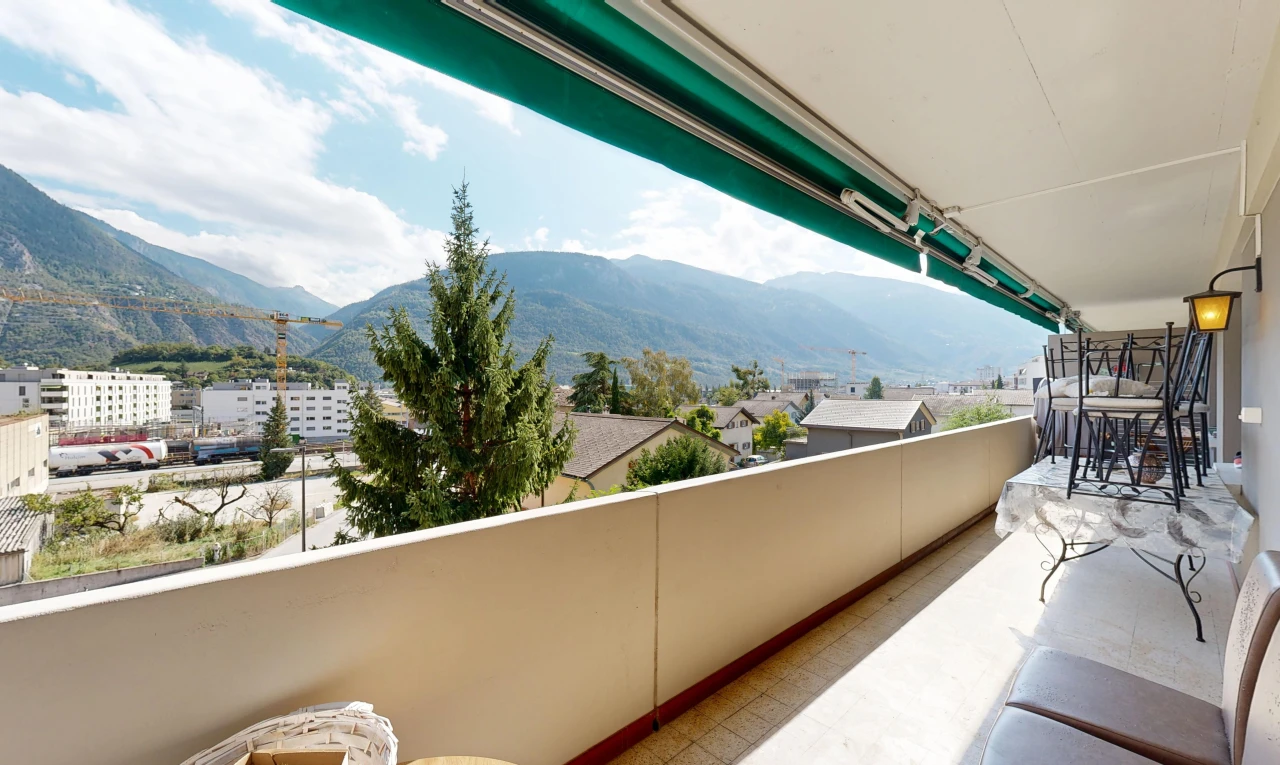 balcon avec vue sur la montagne, mountain view, day time, balcon, et view focus