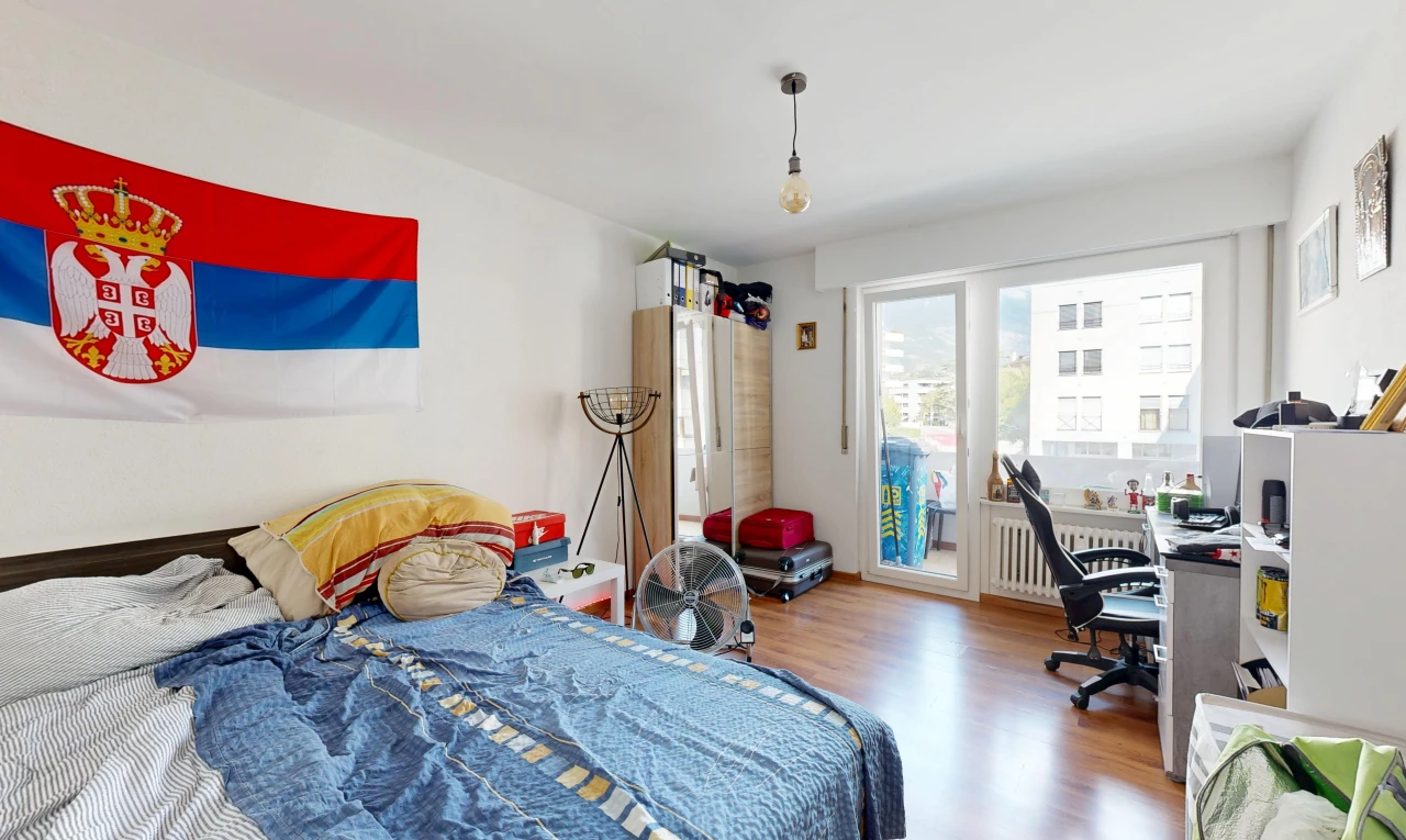 chambre avec radiateur, espace bureau, accès à l'extérieur, inside property, et drywall