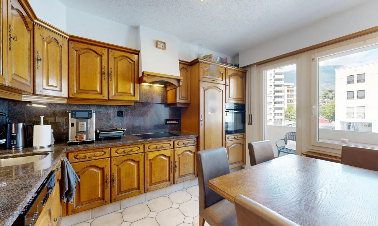 cuisine avec medium brown cabinets, armoires marron moyen, light floor, arched cabinets, et armoires en arc