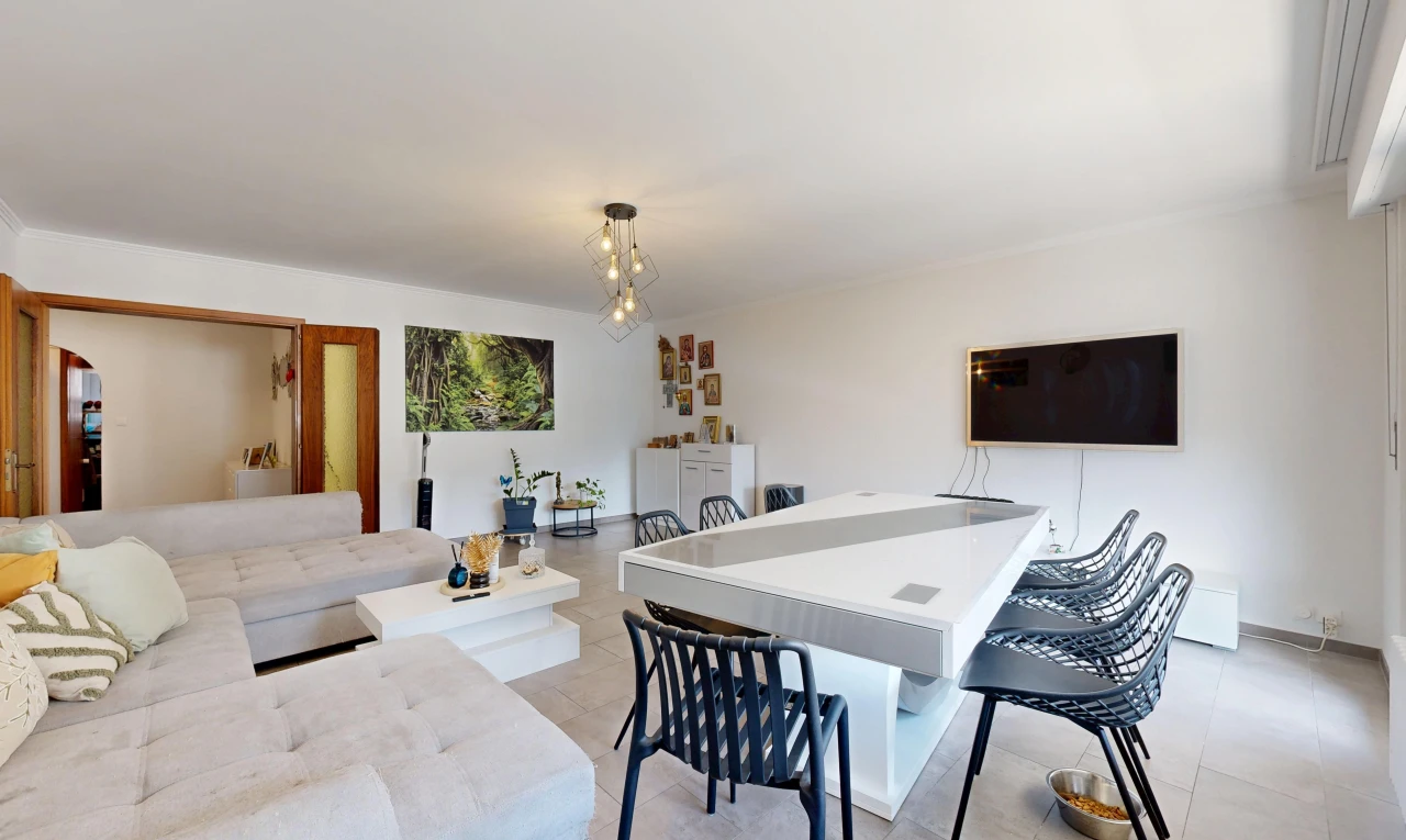 salon / salle à manger avec télévision, drywall, et cloison sèche