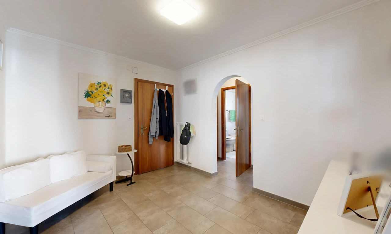 salon avec passages en arc, drywall, cloison sèche, radiateur, et crown molding