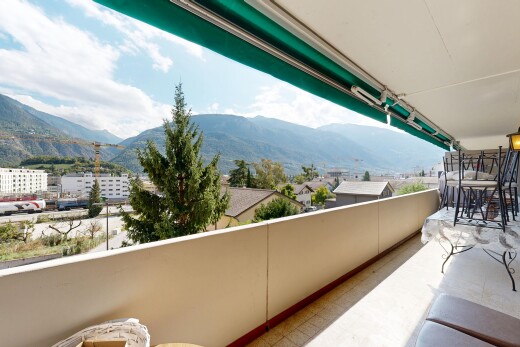 balcon avec vue sur la montagne, mountain view, day time, balcon, et view focus