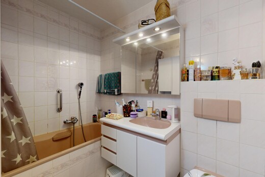 salle de bains avec salle de bain complète, mur en carrelage, tile wall, lavabo (ou coiffeuse selon le contexte), et miroir