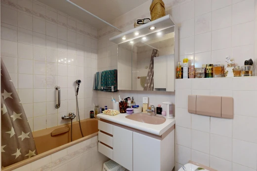 salle de bains avec salle de bain complète, mur en carrelage, tile wall, lavabo (ou coiffeuse selon le contexte), et miroir