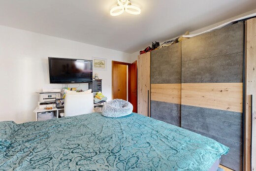 chambre avec télévision, cloison sèche, et drywall