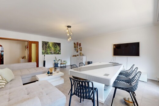 salon / salle à manger avec télévision, drywall, et cloison sèche