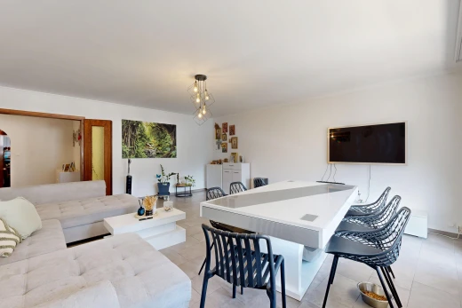 salon / salle à manger avec télévision, drywall, et cloison sèche