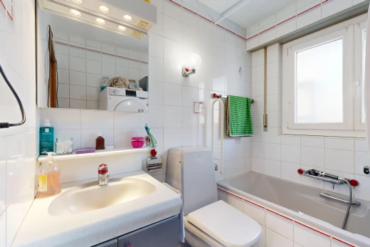 salle de bains avec salle de bain complète, miroir, évier, toilette, et tile wall