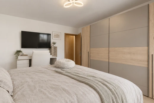 chambre avec télévision, cloison sèche, et drywall
