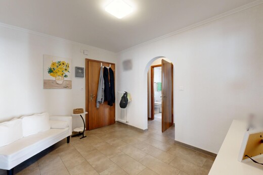 salon avec passages en arc, drywall, cloison sèche, radiateur, et crown molding