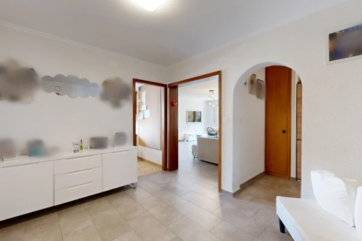 salon avec passages en arc, light floor, inside property, crown molding, et moulures
