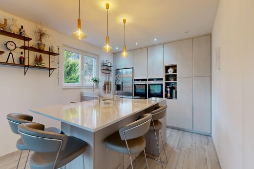 küche mit open shelves, offene regale, light floor, drywall, und gipskartonwand