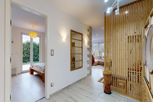 halle / korridor mit drywall, gipskartonwand, inside property, natural light, und natürliches licht