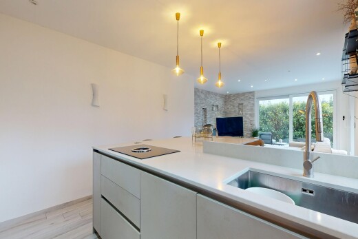 küche mit arbeitsplatten, light countertops, waschbecken, gipskartonwand, und drywall