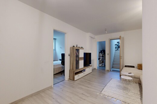 wohnzimmer mit inside property, drywall, gipskartonwand, fernseher, und wood finish floor