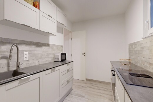 küche mit küchenrückwand beim Herd, küchenrückwand beim herd, white cabinets, weiße schränke, und light floor