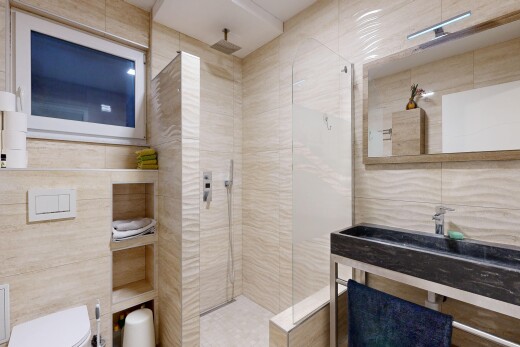 bad mit fliesenwand, tile wall, komplettes badezimmer, spiegel, und dusche