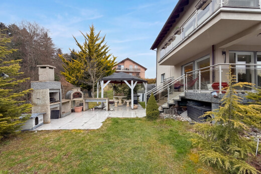 garten mit terrasse, pavillon, kamin, day time, und treppen