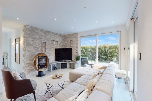 wohnzimmer mit holzofen, fernseher, natural light, natürliches licht, und inside property