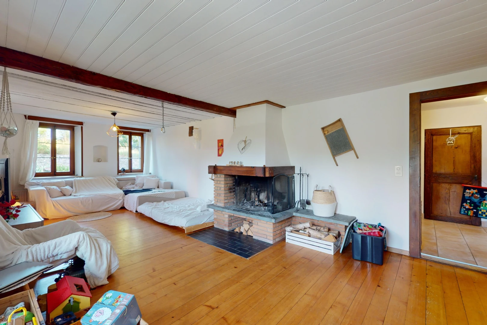 salon avec cheminée, inside property, sol en finition bois, wood finish floor, et lumière naturelle
