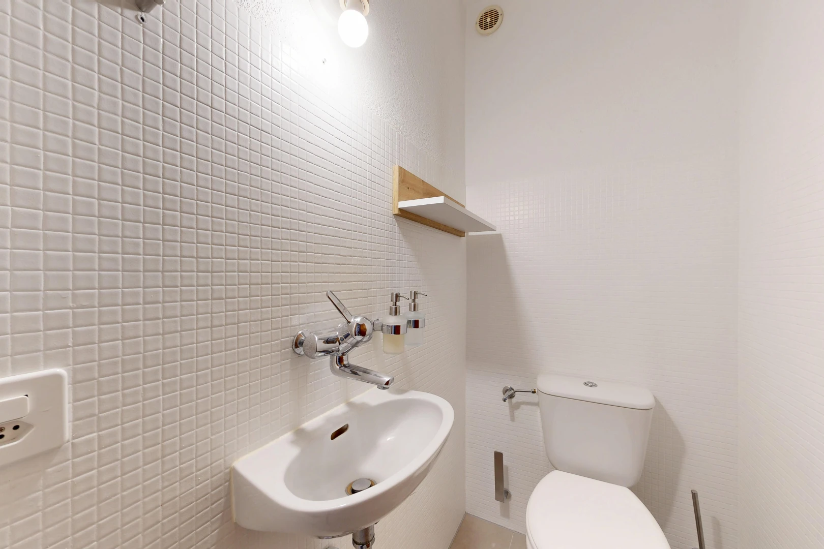 salle de bains avec évier, toilette, mur en carrelage, tile wall, et inside property